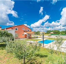 6 bedroom villa with pool near Sveti Lovrec and Poreč, sleeps 12